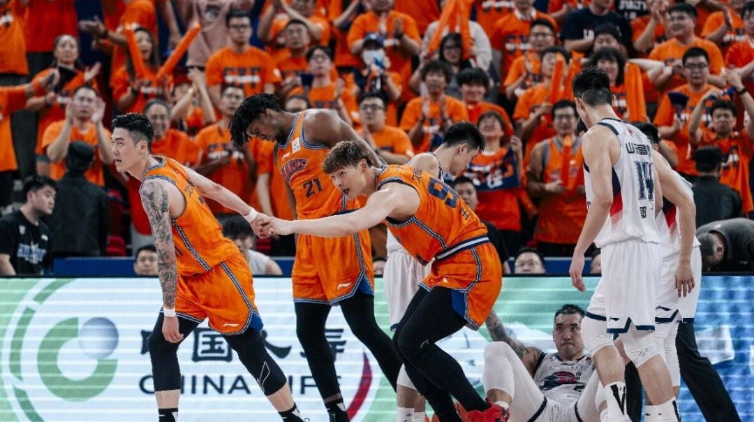 CBA季后赛！上海男篮vs山东男篮，赛前带来上海男篮张镇麟、偰李永炜、怀特塞德以及山东男篮高诗岩的最新消息